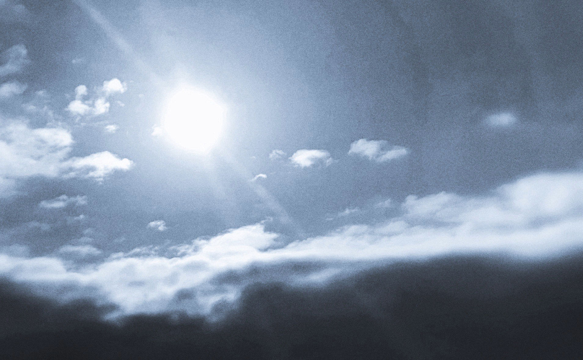 太陽と雲の画像